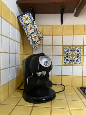 a coffee maker in the corner of a kitchen at La Casetta di Marianne in Santa Flavia