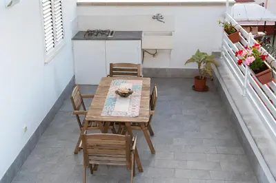 a kitchen and dining room with a table and chairs at Appartamento con terrazza in Isola delle Femmine