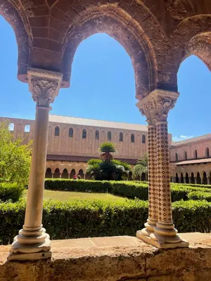 a view of a building with columns in a courtyard at Cut' Home in Monreale