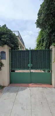 a green gate in front of a house at La Casetta del Melograno in Mondello