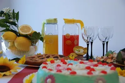 a table with a cake and two glasses of juice at La Chiocciola 2 Bed&Breakfast in Castelluzzo