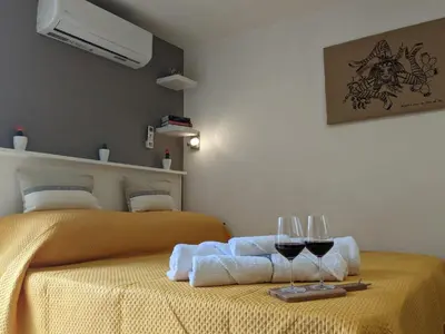 a bedroom with two beds with towels and glasses of wine at Iverlid Ballarò in Palermo