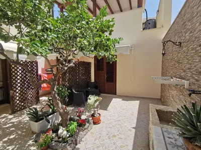 a courtyard with a tree in a house at Il Giardino del Sol in San Vito lo Capo