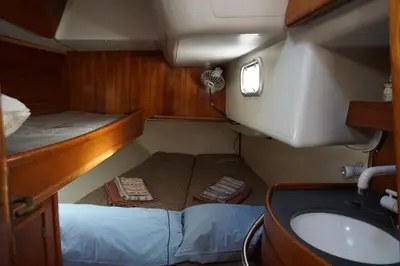 a small room with a bed and a sink at Gloria Sailing in Castellammare del Golfo
