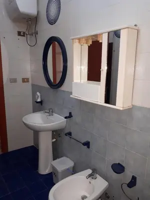 a bathroom with a sink and a mirror at sizilien in Trappeto