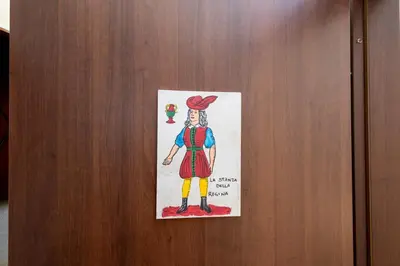 a sign on a door with a picture of a chef at Tri Re e 'na Regina in Cinisi