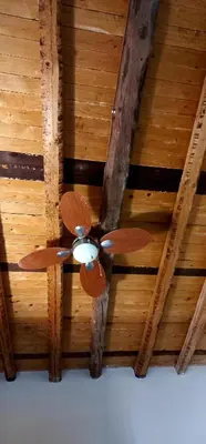a wooden ceiling with a ceiling fan in a room at casetta della cattedrale in Palermo