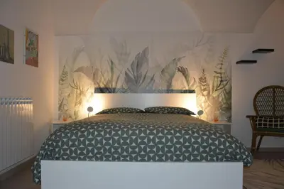 a hallway with an arched doorway with a plant at Daysin Apartment in Palermo