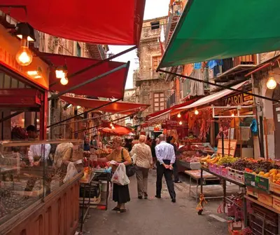 a group of people walking through an outdoor market at Casetta Polì- Appartamento con terrazza - Centro Storico in Palermo