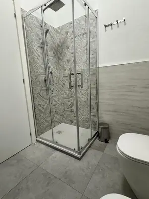 a shower stall in a bathroom with a toilet at HOLIDAY HOUSE ORLANDO in Palermo