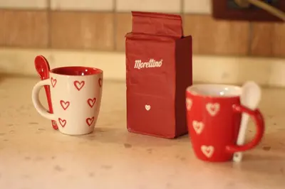 two coffee cups and a bag on a counter at Il giardino di Mondello in Mondello