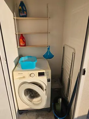 a washer and dryer in a small room at Casa vacanze I colori del mare in Alcamo Marina