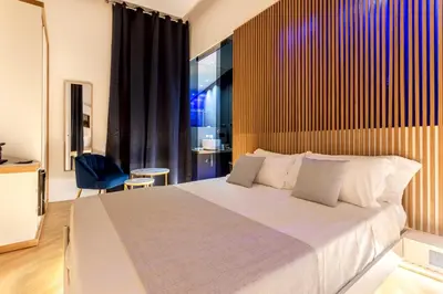 a bedroom with a large white bed in a room at Hibrido in Palermo