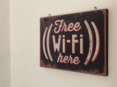 a sign that reads tree with here on a wall at A CASA DI ELENA in Palermo