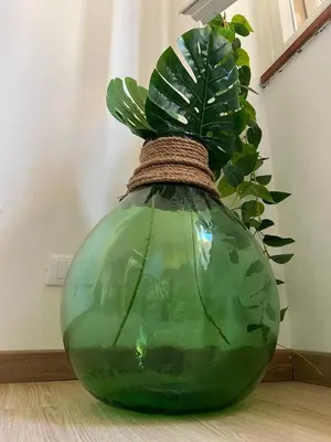 a large green vase with a plant in it at casa vacanze Mondello mare piscina CHIFEVI in Mondello