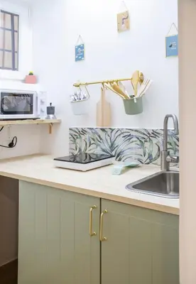 a kitchen counter with a sink and a microwave at Pilly House Rinascente in Palermo