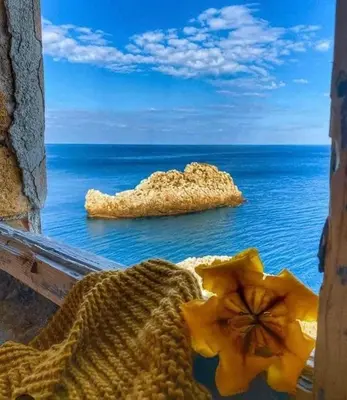 a window with a view of the ocean at Casa di Leda 2 in Santa Flavia