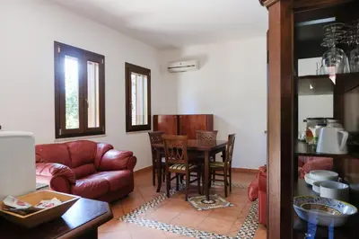 a living room with a couch and a table at Grande Villa con Giardino e BBQ vicino al Mare in Mondello