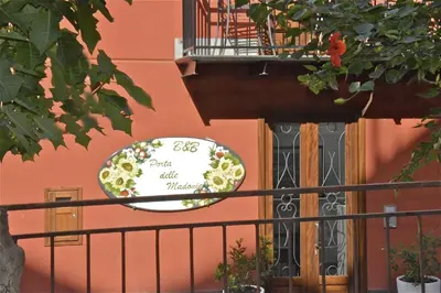 a plate on a fence with a sign on it at B&B Porta delle Madonie in Campofelice di Roccella