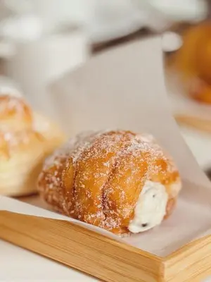 a pastry sitting on top of a wooden plate at Serendipity room & relax in Palermo