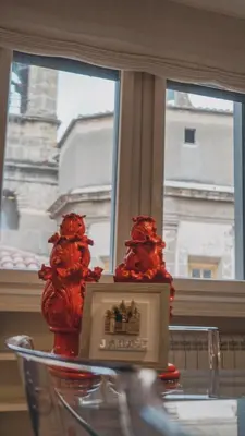a glass table with a box in front of a window at [jarase] nel centro di Palermo in Palermo