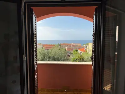 an open window with a view of the ocean at Villetta dei Tramonti in Trappeto