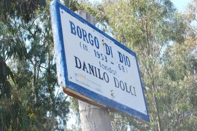 a blue and white street sign on a wooden pole at Case Vacanza Trappetodavivere in Trappeto