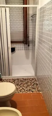a bathroom with a shower with a toilet and a sink at Calatafimi Segesta -Casa vacanze Appartamento Garibaldi in Calatafimi