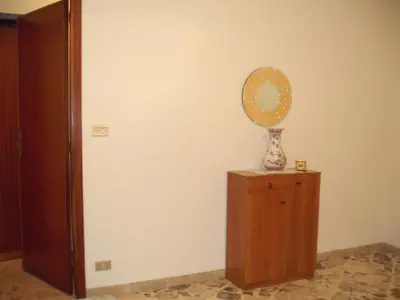 a mirror on top of a dresser next to a wall at Calatafimi Segesta -Casa vacanze Appartamento Garibaldi in Calatafimi