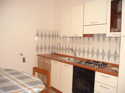a kitchen with a sink and a stove at Calatafimi Segesta -Casa vacanze Appartamento Garibaldi in Calatafimi