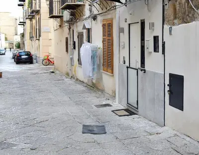 an alley with a door on a building at Ó sole mio in Palermo