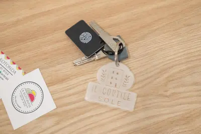 a set of keys on a table with a i gotta sell tag at Il Cortile Isola Casa Vacanze in Isola delle Femmine