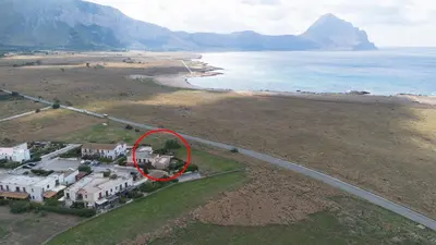 a house next to the beach with a red circle at Casa Za Lisa con Vista Mare a Macari in Macari