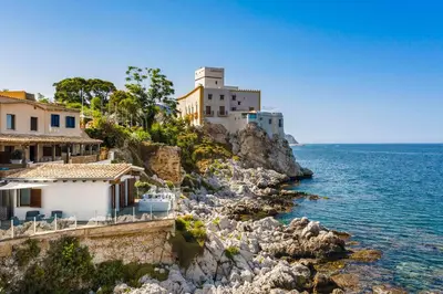 a group of houses on a cliff next to the ocean at Casa del Rais con accesso privato al mare in Santa Flavia