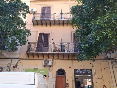 a building with a balcony on top of it at Casa Maria Rosa Semplice in Palermo
