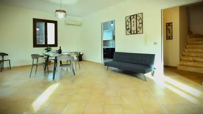 a living room with a table and a bench at Doppia villa indipendente/clara in Mandra Capreria