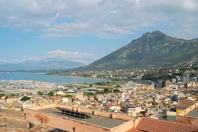 a view of a city with a mountain in the background at Appartamento in Centro Storico a Termini Imerese - Eden Holiday Home in Termini Imerese