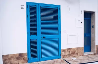 a kitchen with blue and white tiles on the wall at Scorcio di Mare By Dimora Hub in Balestrate