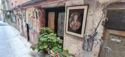 a painting on the side of a building with plants at MaMa5 in Palermo