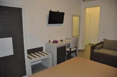 a living room with a desk and a couch at B&B Il Sole in Castelluzzo