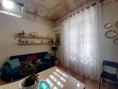 a living room with a couch and a table at Casa Ore-Tea in Palermo