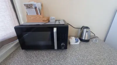 a microwave oven sitting on top of a table at Casa Anna in Carini