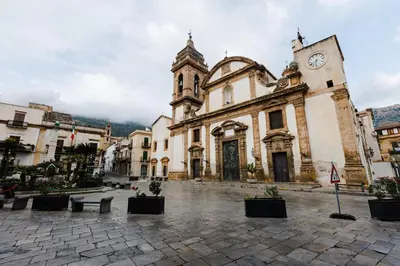 an old building with a clock tower in a courtyard at Ciao Sycylia Apartments in Carini