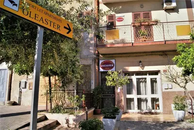 a street sign in front of a building at B&B Oleaster - Bolognetta in Bolognetta