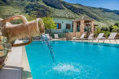 a water fountain in the middle of a swimming pool at Villa Miceli con piscina privata in Scopello
