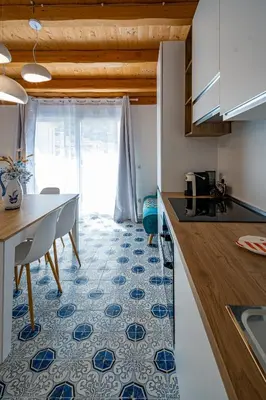 a kitchen and dining room with a table and a counter at Casa Rosa Castellammare del Golfo in Castellammare del Golfo