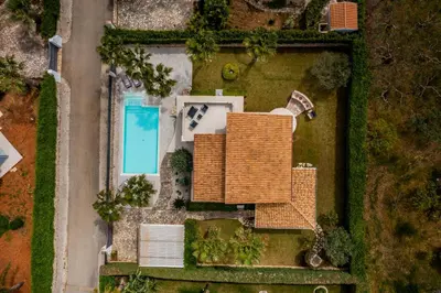 an overhead view of a house with a swimming pool at Villa Jacqueline con piscina privata 8 posti letto in Scopello