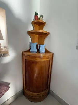 a wooden shelf with two blue bowls on it at Chalet Tango in Contrada Sauci Grande