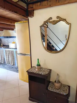 a mirror on a wall next to a table with a mirror at Maison al-Aziz in Palermo