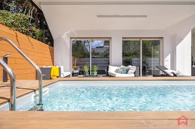 a large swimming pool in a house at Appartamento in villa con piscina privata in Palermo